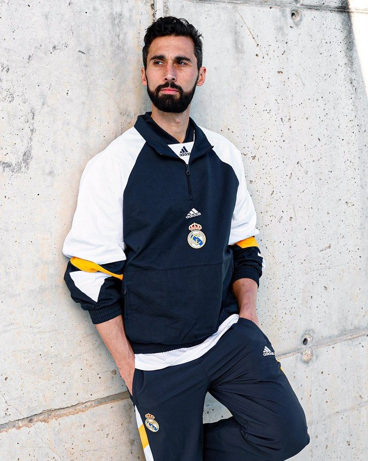 一位接近皇家马德里日常运作的消息人士称：“阿韦洛亚和球员们关系很好。他对球员们要