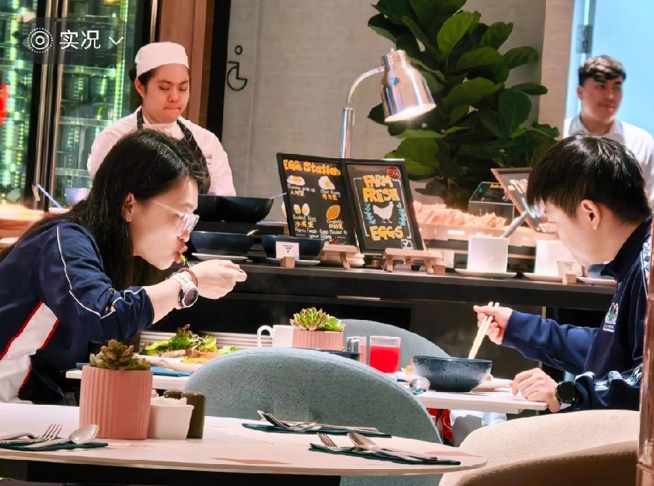 谁懂啊！刷到莎莎在新加坡吃早餐的照片，心都要化了～
 
小小的一只坐在那儿，安安