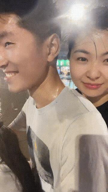 1 这男的活成了大多数男人羡慕的样子！
2 这醉蟹还是活的，大姐牙口可真好！
3