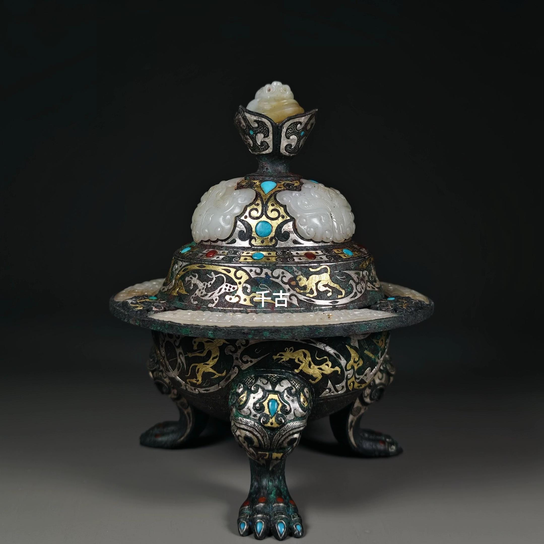 错金银嵌玉熏炉。这是一件汉代错金银嵌玉嵌宝香熏，属于古代贵族使用的熏香...
