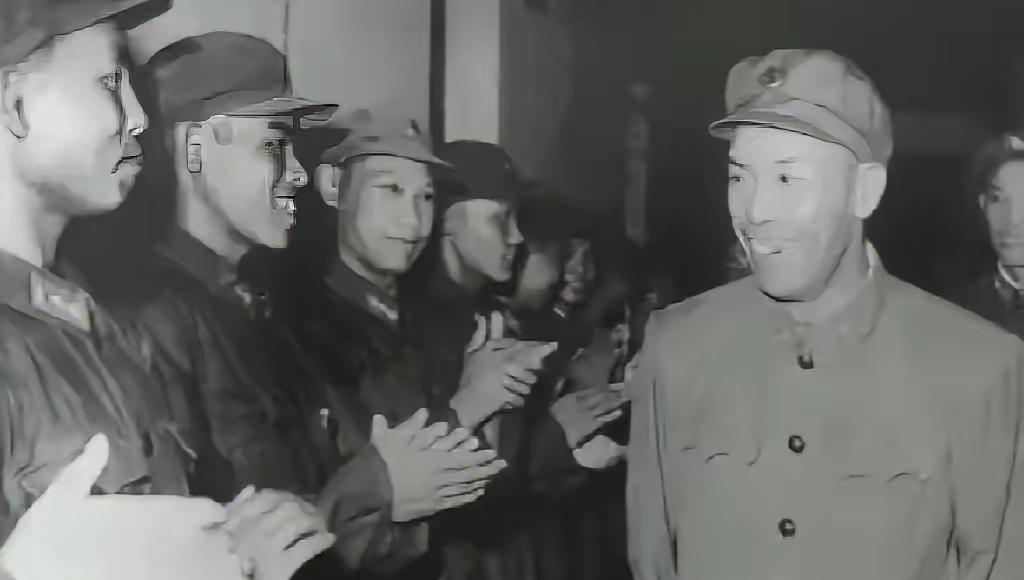 1985年万岁军军长梁兴初猝逝，众将军含泪要验尸，妻子拼死阻拦让人破防。
 
1