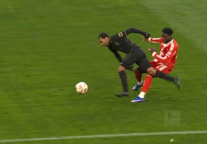 阿方索·戴維斯在禁區內對克勞德莫里斯的防守非常出色🇨🇦 