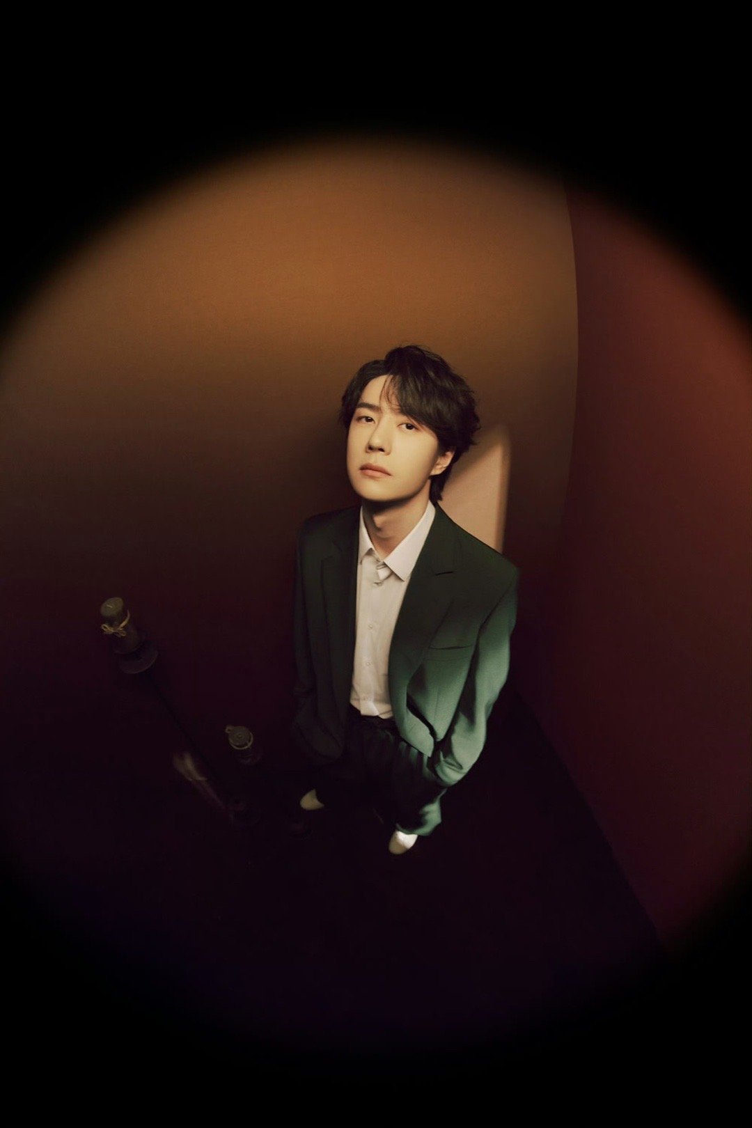 王一博元宵节墨绿色西装 王一博元宵节营业，墨绿色西装帅到心坎里了鱼眼镜头下的一博