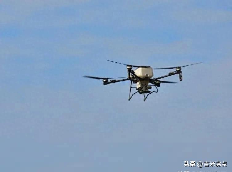 农用无人机吊人上山，离地超10米还拍视频，大疆直接吊销证书。
这事真发生了。20