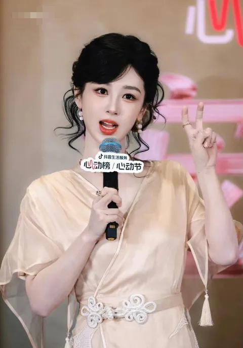 杨紫简直美的不像话，北京国贸线下活动的生图曝光，33岁的她惊艳四射，公众号直接爆