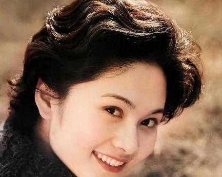 三十年前，她是张震中将的儿媳，风光无限，三十年后，68岁的她独居北京，全心照顾9