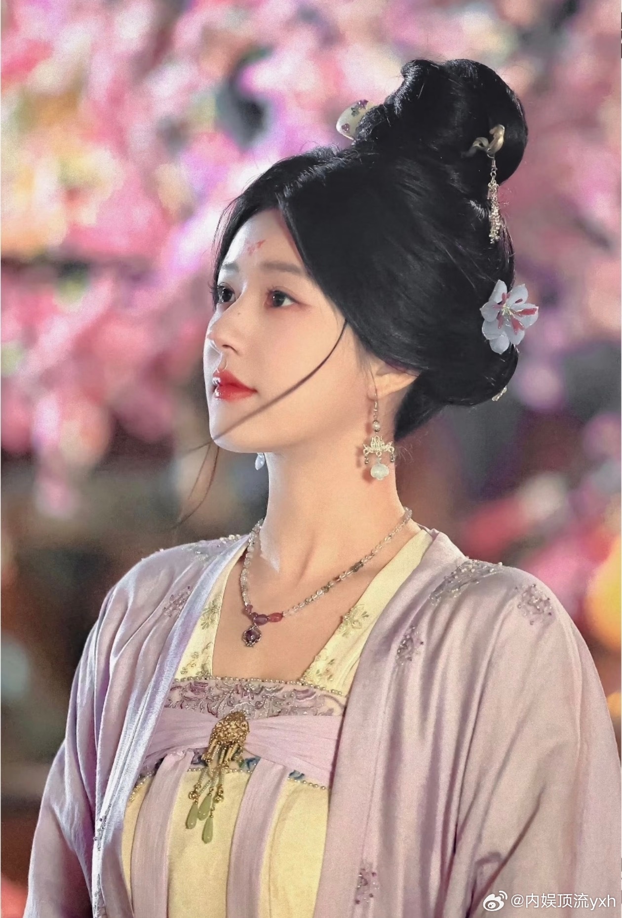 最近在玩一个影游女帝篇，我发现珠帘玉幕也是唐风妆造，感觉赵露思有点像我心中的武则
