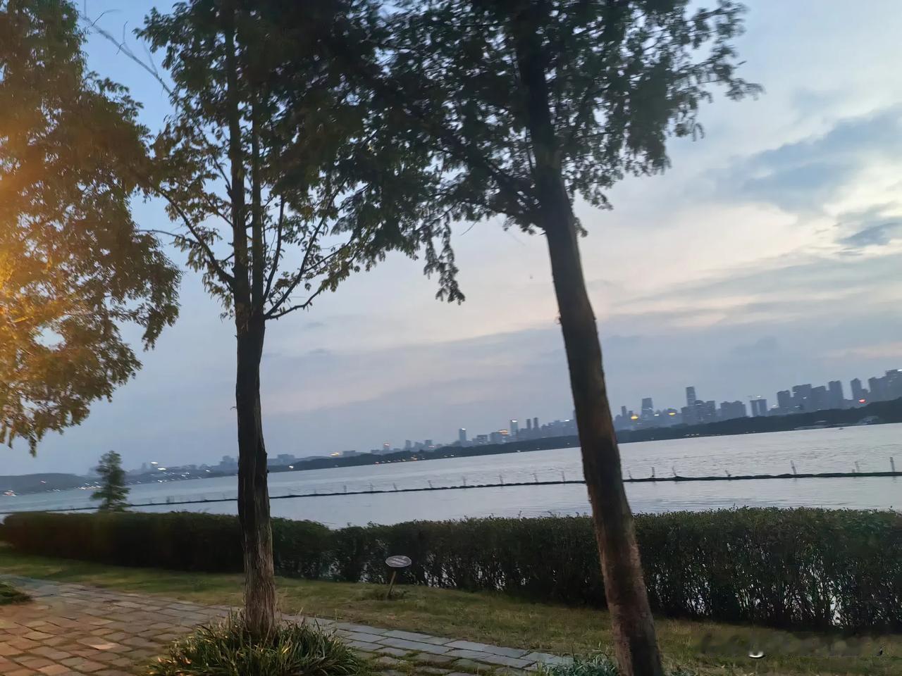 在武汉东湖骑行，我撞见了最治愈的初秋暮色！

下班后，把一天的KPI和甲方统统抛