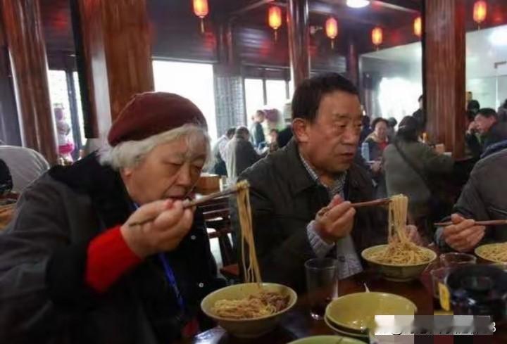84岁的老演员高明都是这么大年纪了，他状态还那么好，可以一个人带着老伴一起出去饭