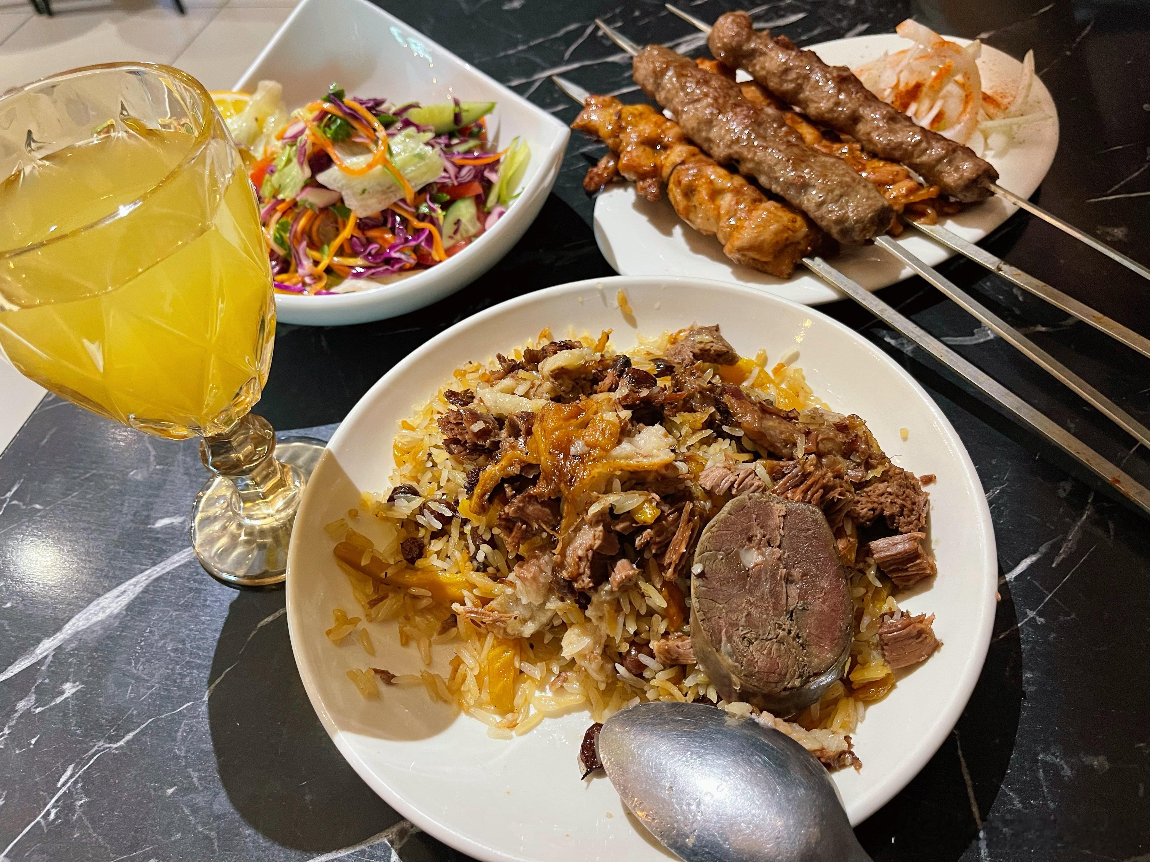 吃个抓饭，就出发回家了。柠檬Компот真是夏日消暑神水，还有一种绿色的是添加龙