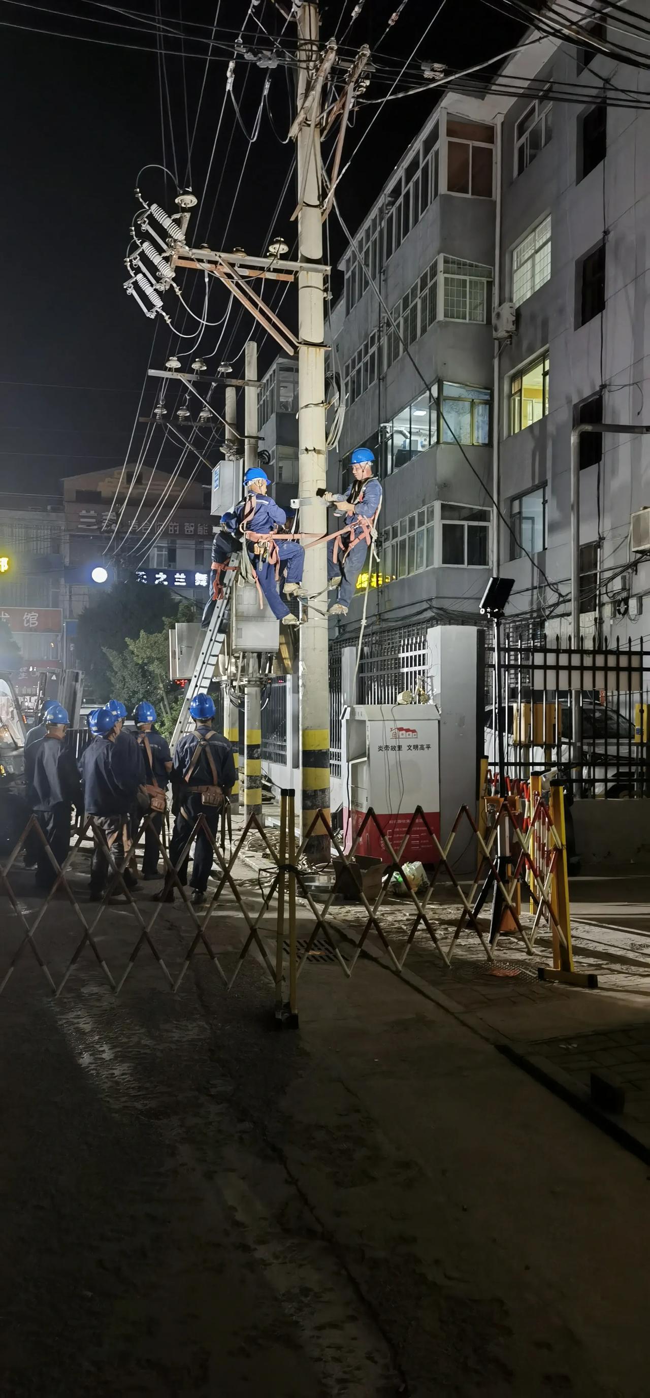 小区电路发生故障。
电力抢修人员冒着酷暑带电作业，从下午四点一直忙到现在，还有部