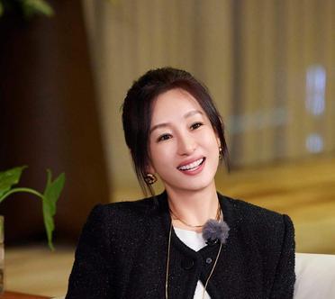 秦海璐一套衣服，卖断了天猫，刷爆了抖音。
不是爆款，是中年女性终于等到了不靠滤镜