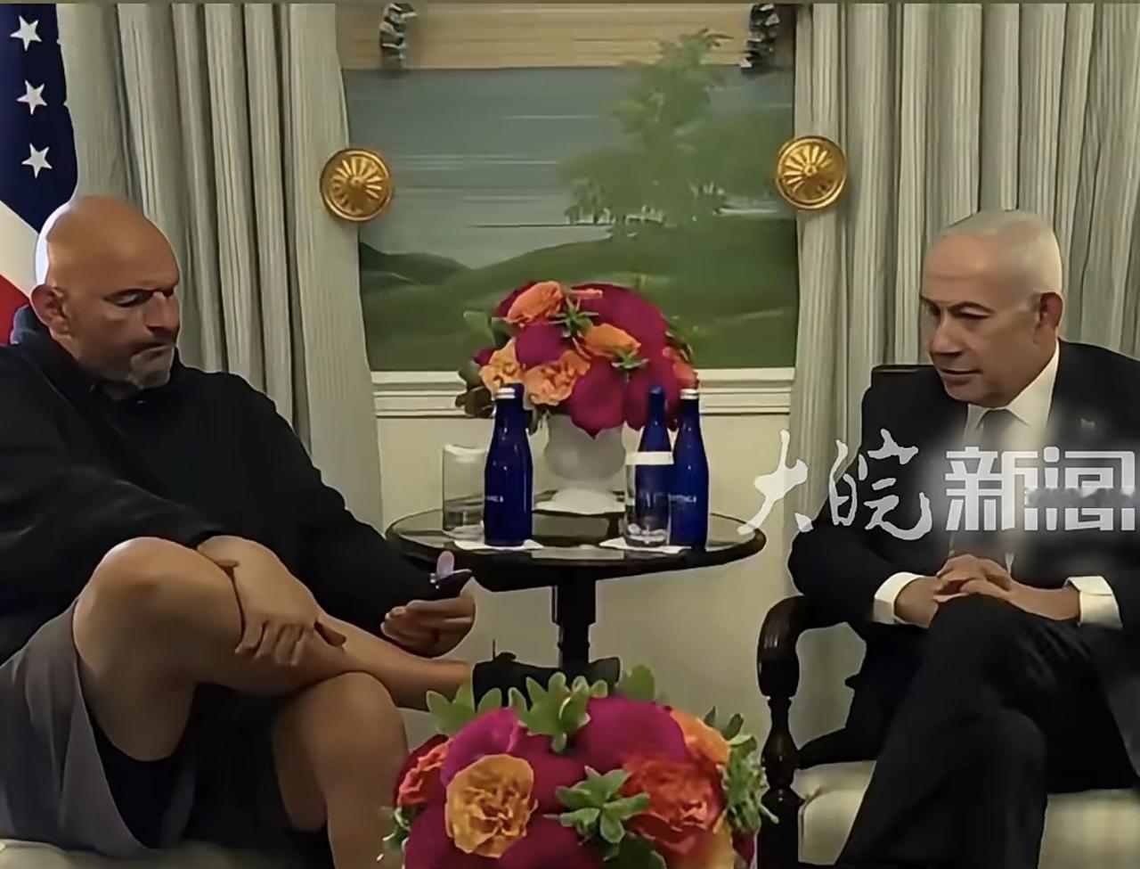 哈哈哈哈，内塔尼亚胡算是以其人之道还治其人之身了！

美议员穿大裤衩子见他，跷二