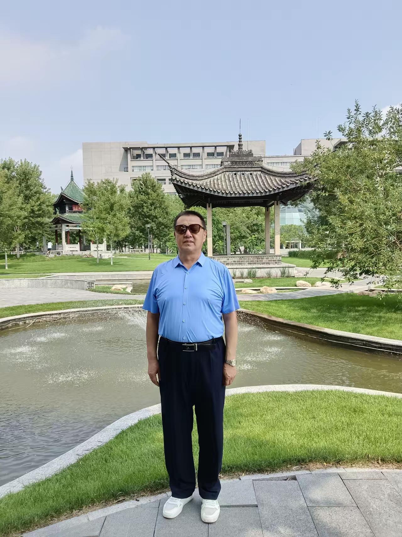 你的条件和我们单位老王差不多。
退休之后，养老金5250元，单身住着一套两室一厅