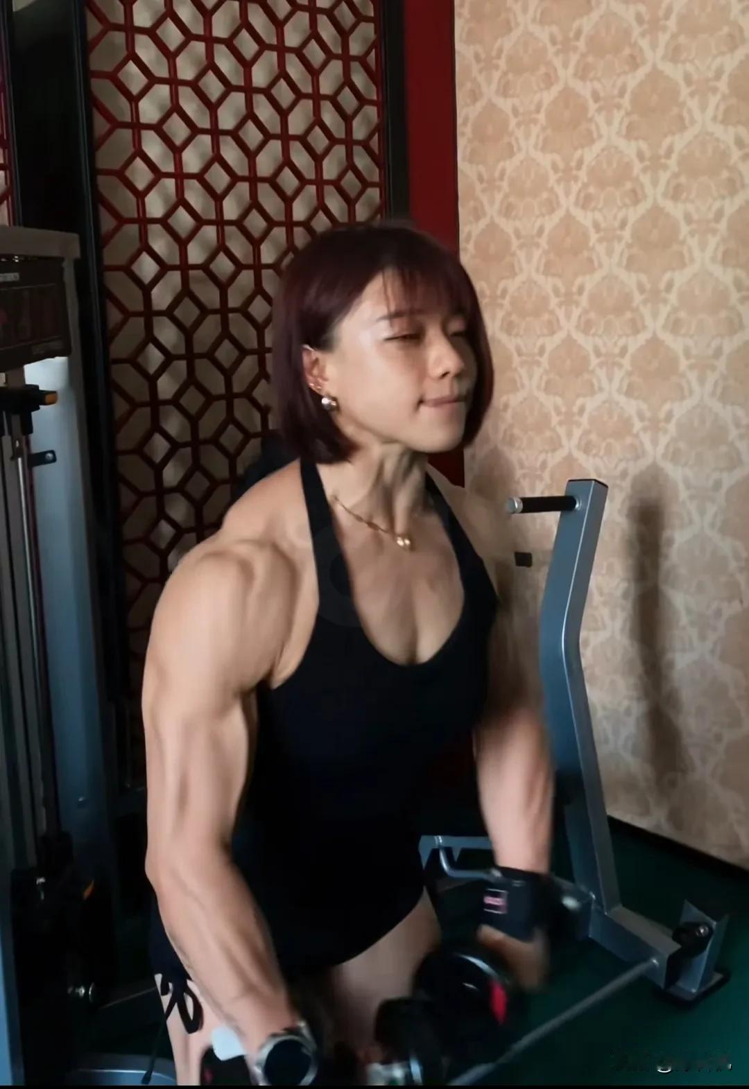 真的震撼！今天刚健完身，回家的路上刷到了一个健身女博主，直接震惊我了，这要颜值有