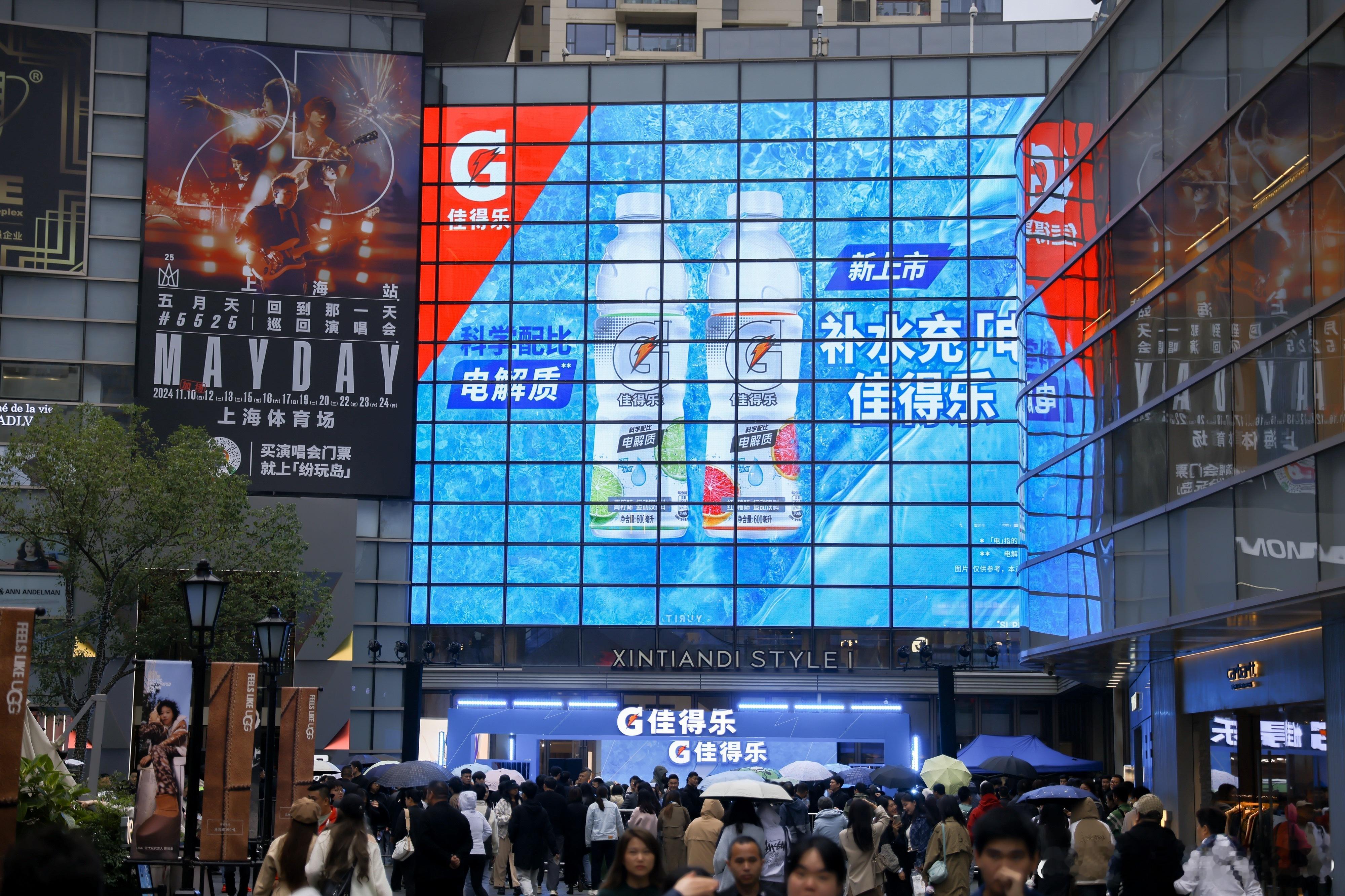 郑钦文有了新身份 郑钦文一身白色西装空降上海，原来她有了新的身份—佳得乐首席补水