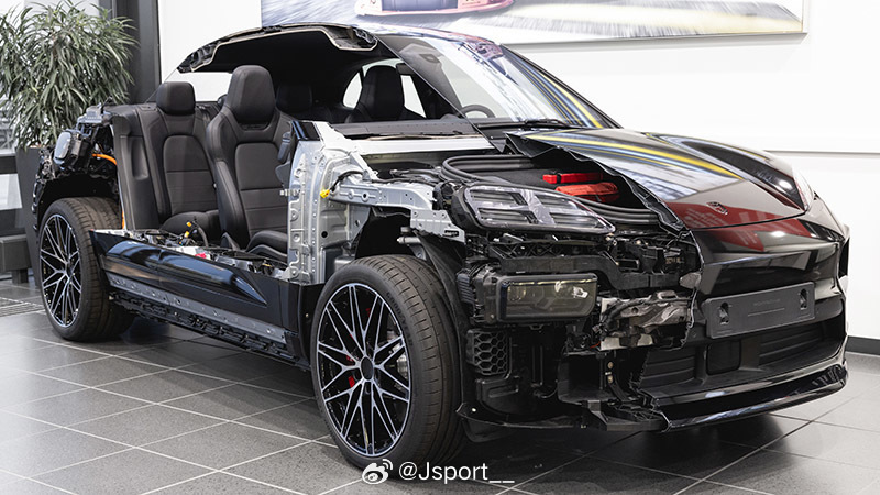 #Porsche Macan EV#后排又是小板凳，别问我怎么知道的 ​​​塔顶