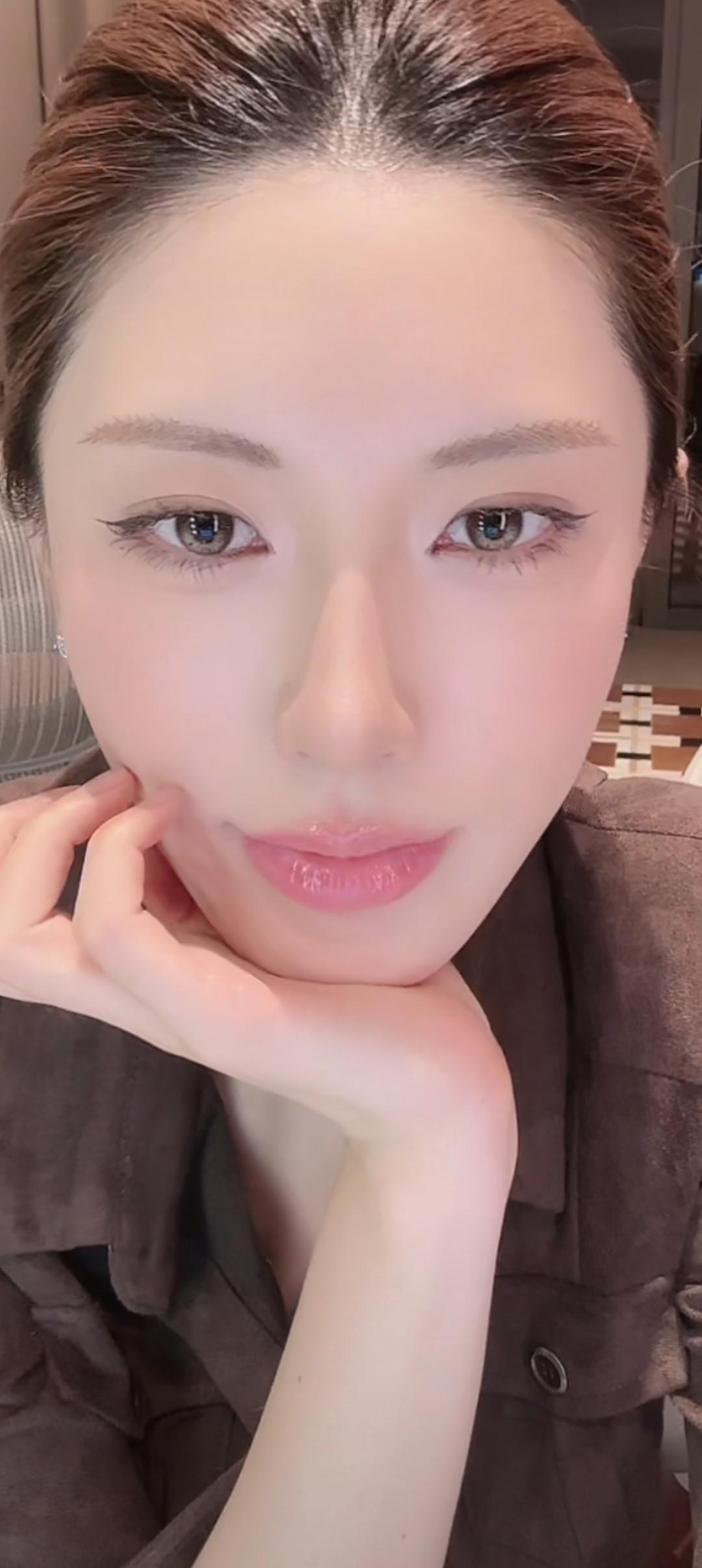 这位小姐姐在微笑，看着好温柔。