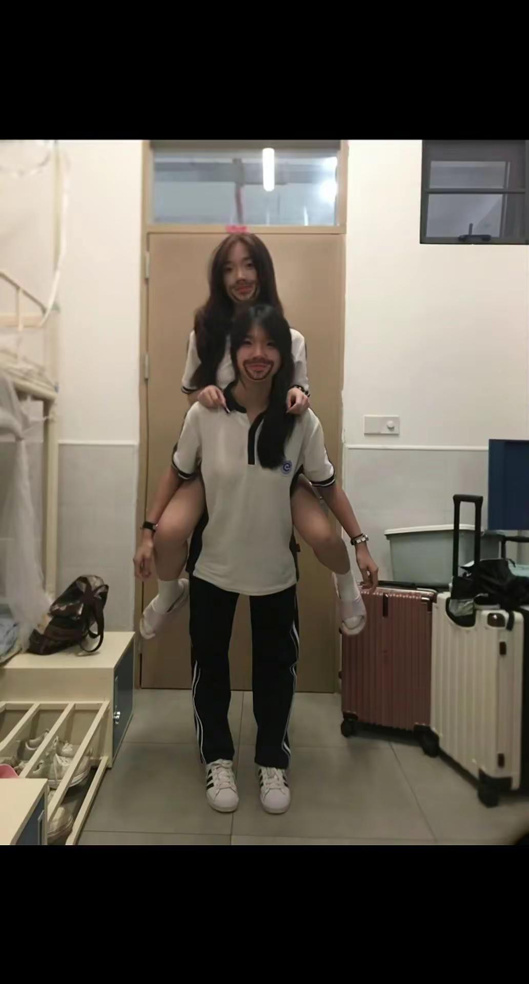 这人好像有点喜欢我。@别骗我了 @愿你幸福无忧
