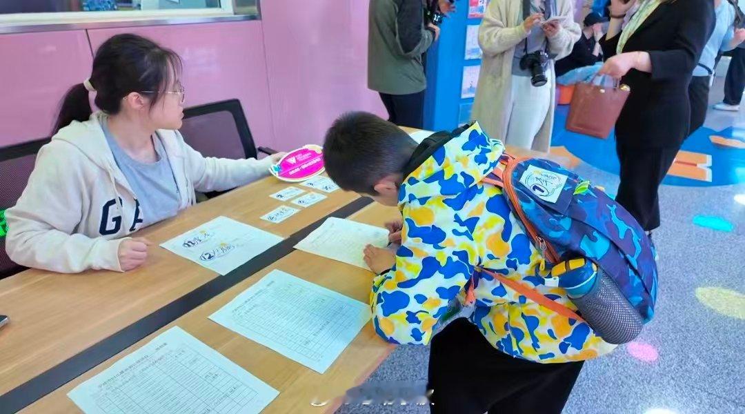 宁波地铁打造儿童专属友好通道传递城市温暖 4月11日，宁波轨道交通5号线钱湖南路