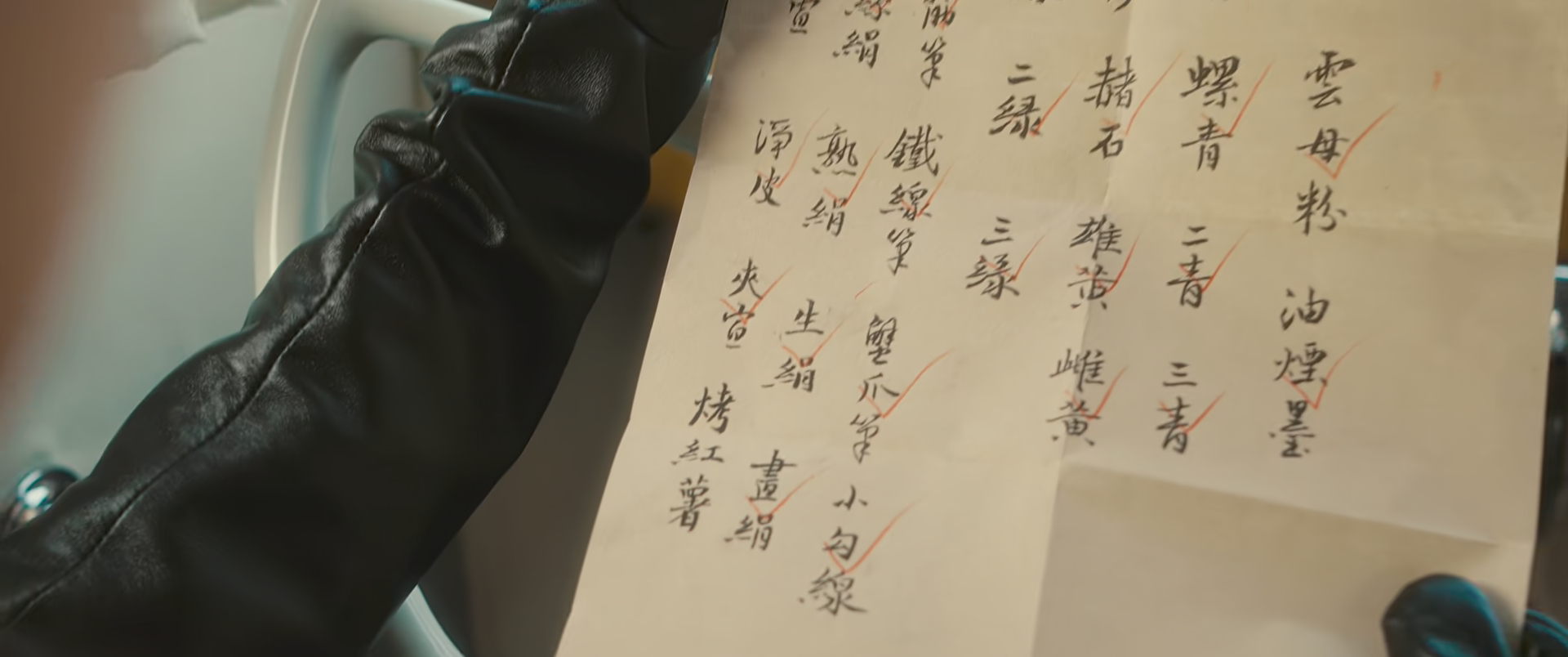 这段好萌哈哈哈 让姐姐出去采买画画用的东西在角落里悄悄写了个烤红薯 