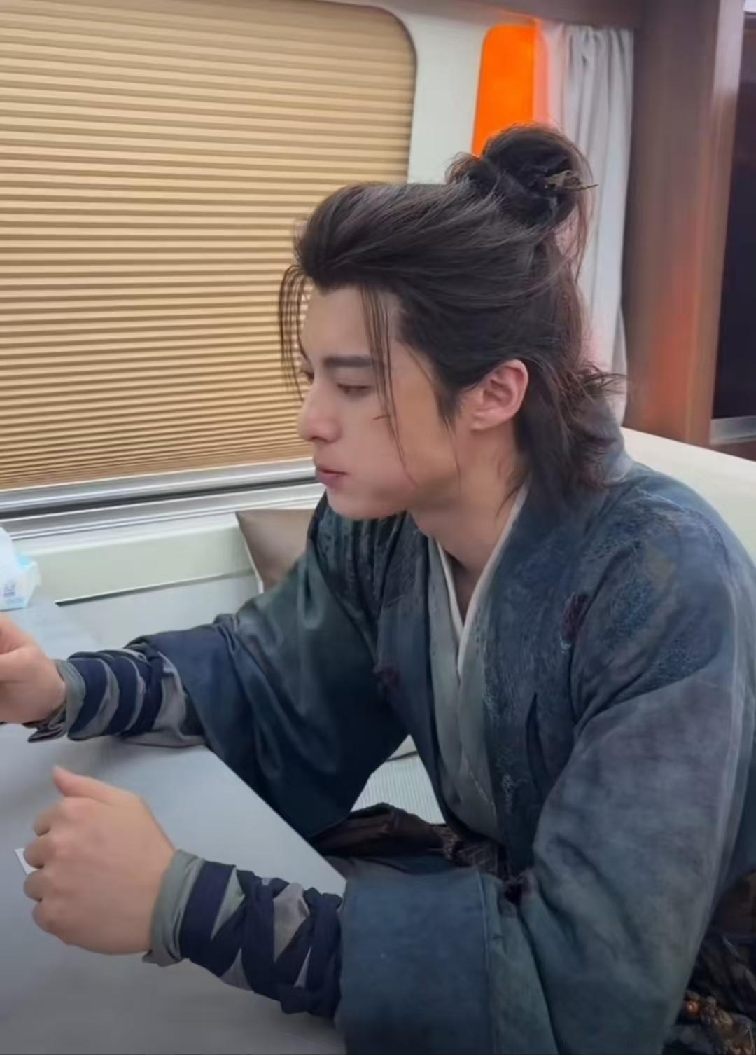 王鹤棣cos韩国霸总吃口美食也能这么有戏！王鹤棣化身韩系吃播博主，从惊讶到满足的