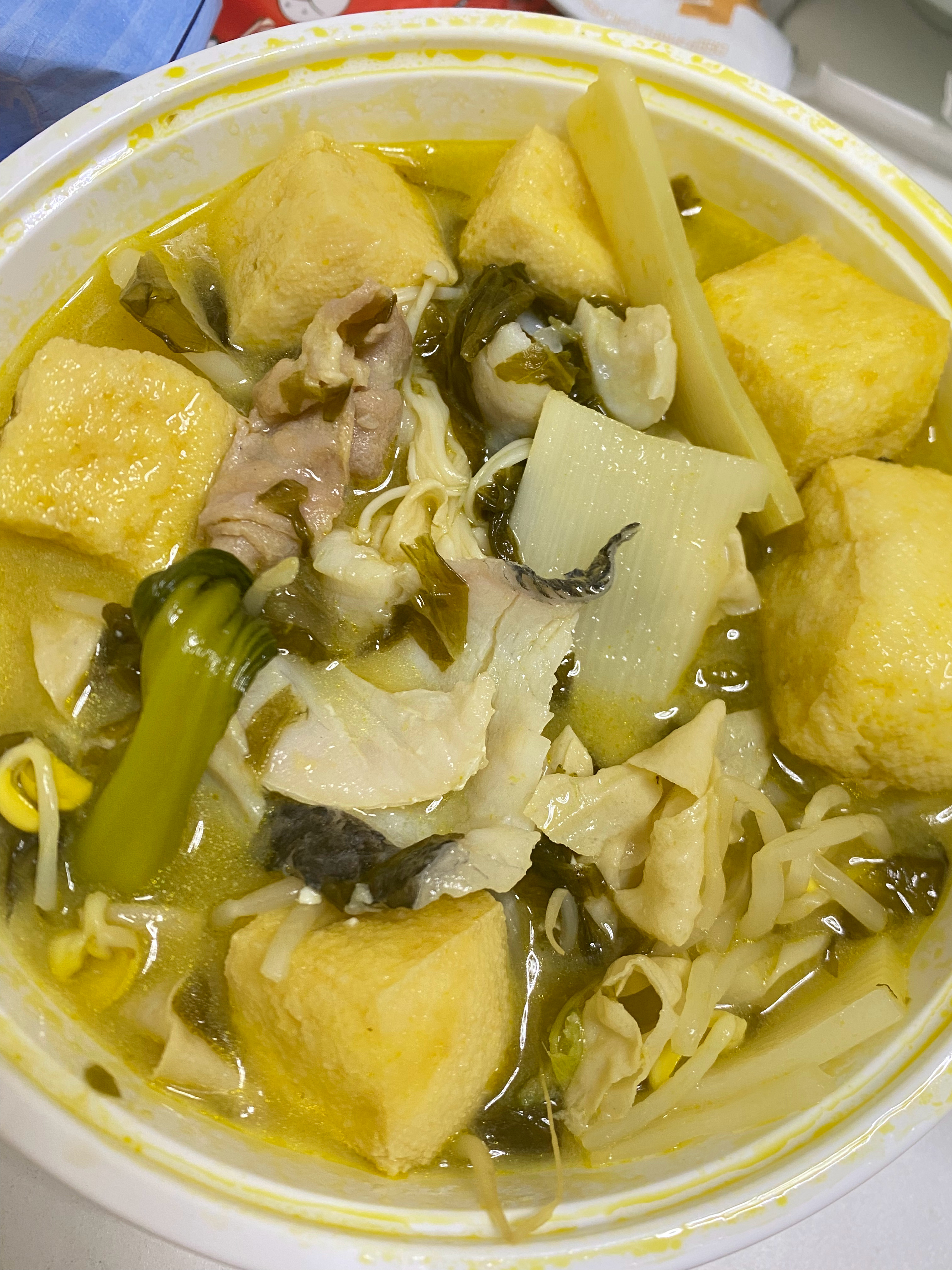 开始吃今天第一顿饭！这个鱼里面的配菜好多[泪奔]扒拉半天就几片鱼🌚不过这个奶茶
