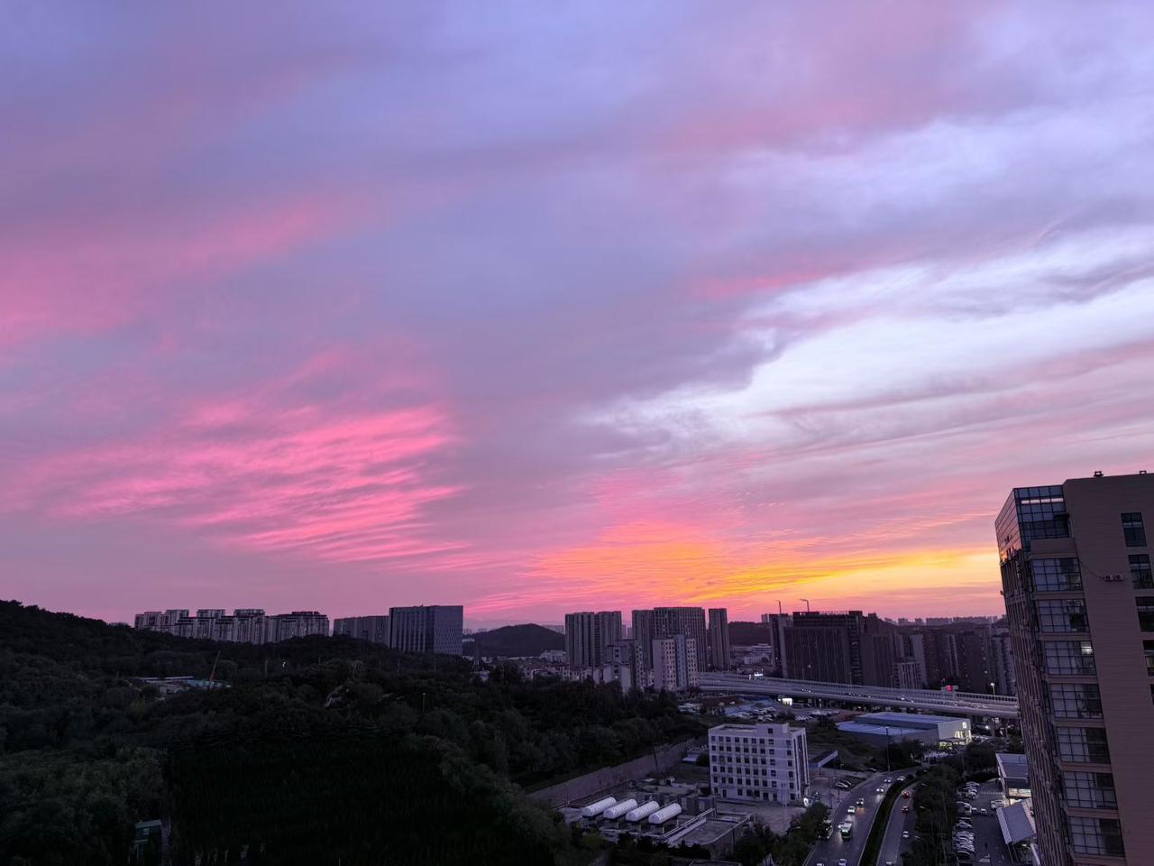 明天股市将要大跌

今天股市不算大涨，也是鼓舞了人心，今天上涨4000多家，下降