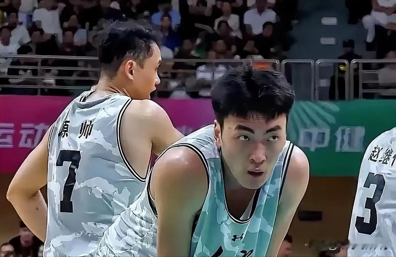 球迷朋友们发现了吗？刘雁宇这体型打不了五号位中锋，他只能打空间型四号位。
通过全