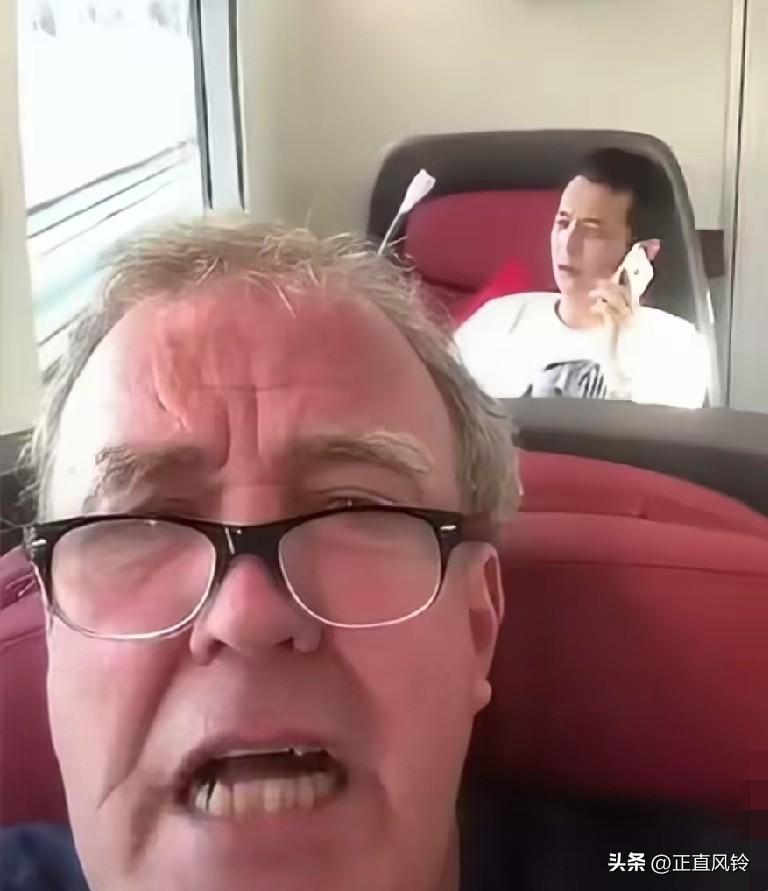 “Shut up！Shut up！”，后排座椅上一名中国男子全程高声打电话，惹得