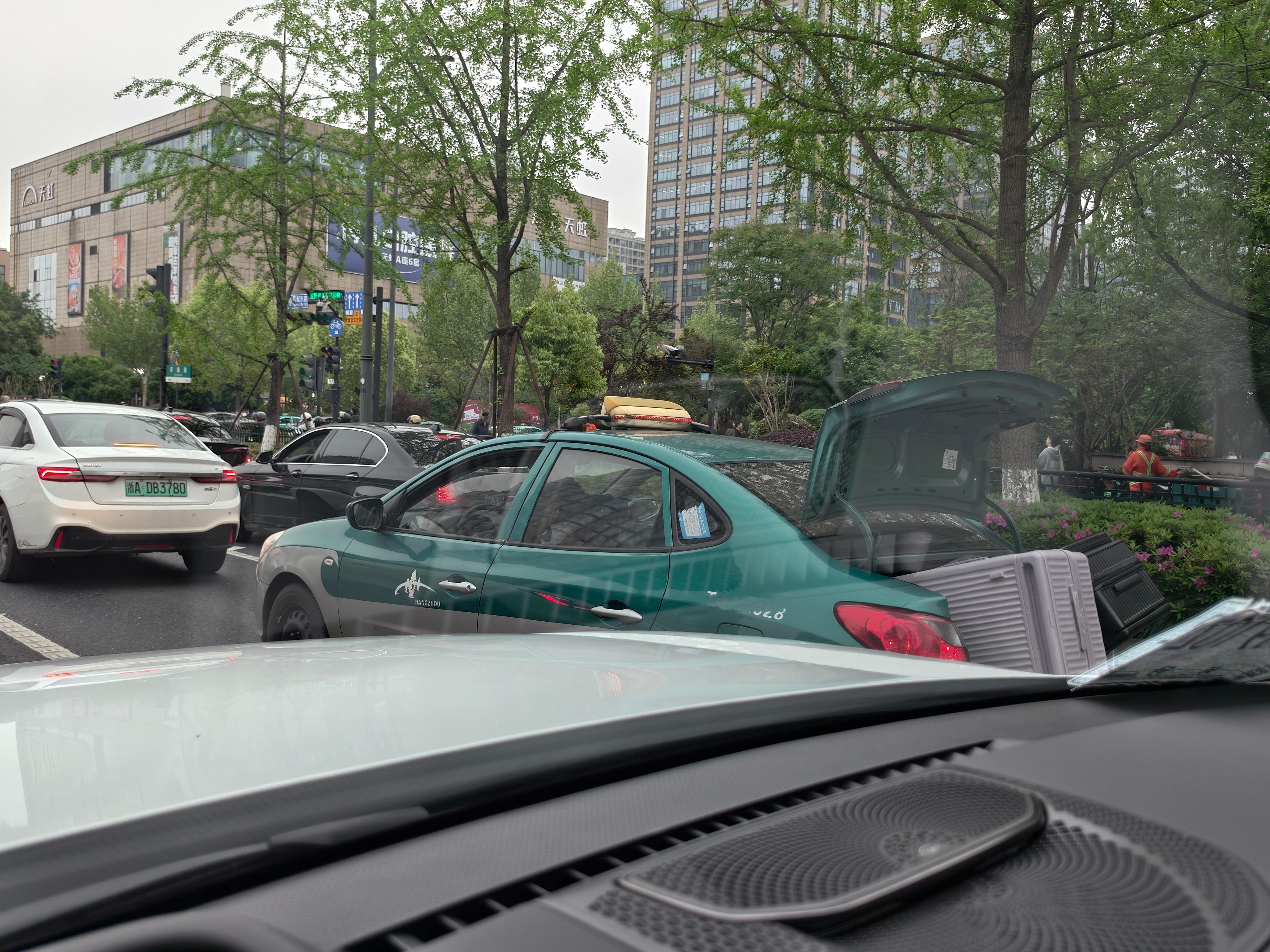 杭州的出租车司机，多少有点儿桀骜不驯了。 