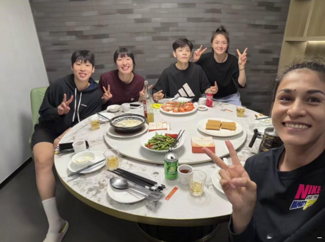 杨舒予杨舒予陈明伶 20251208大手抖音更新，有两张含羊图集，图二羊好白，还