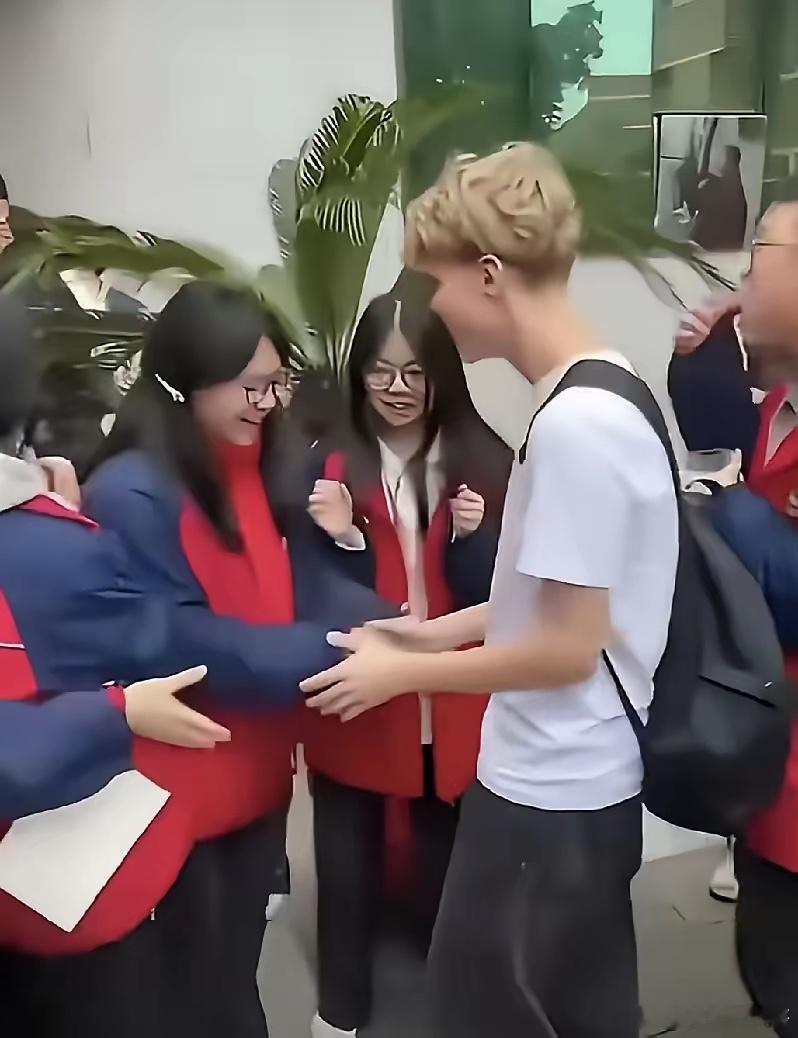 真炸裂！福建这所中学的场面看得人血压飙升，当下价值观教育的漏洞暴露得一览无余！就