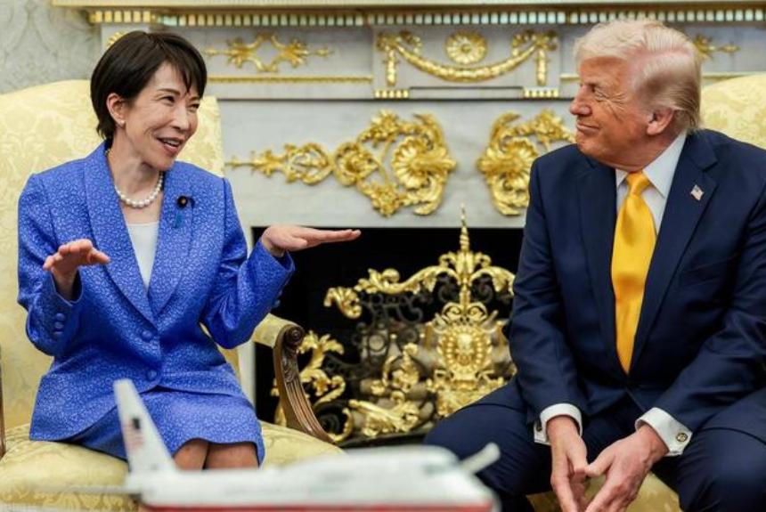 日本首相高市早苗这趟美国行，简直成了国际笑话。她跟特朗普见面时又是拥抱又是牵手，