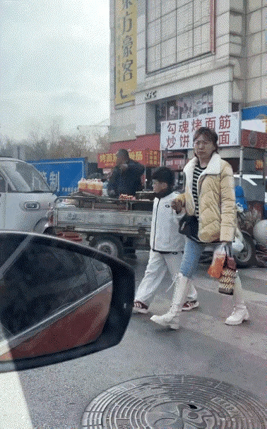 看见了觉得恶心，看不见照样吃的香。所谓眼不见心不烦。