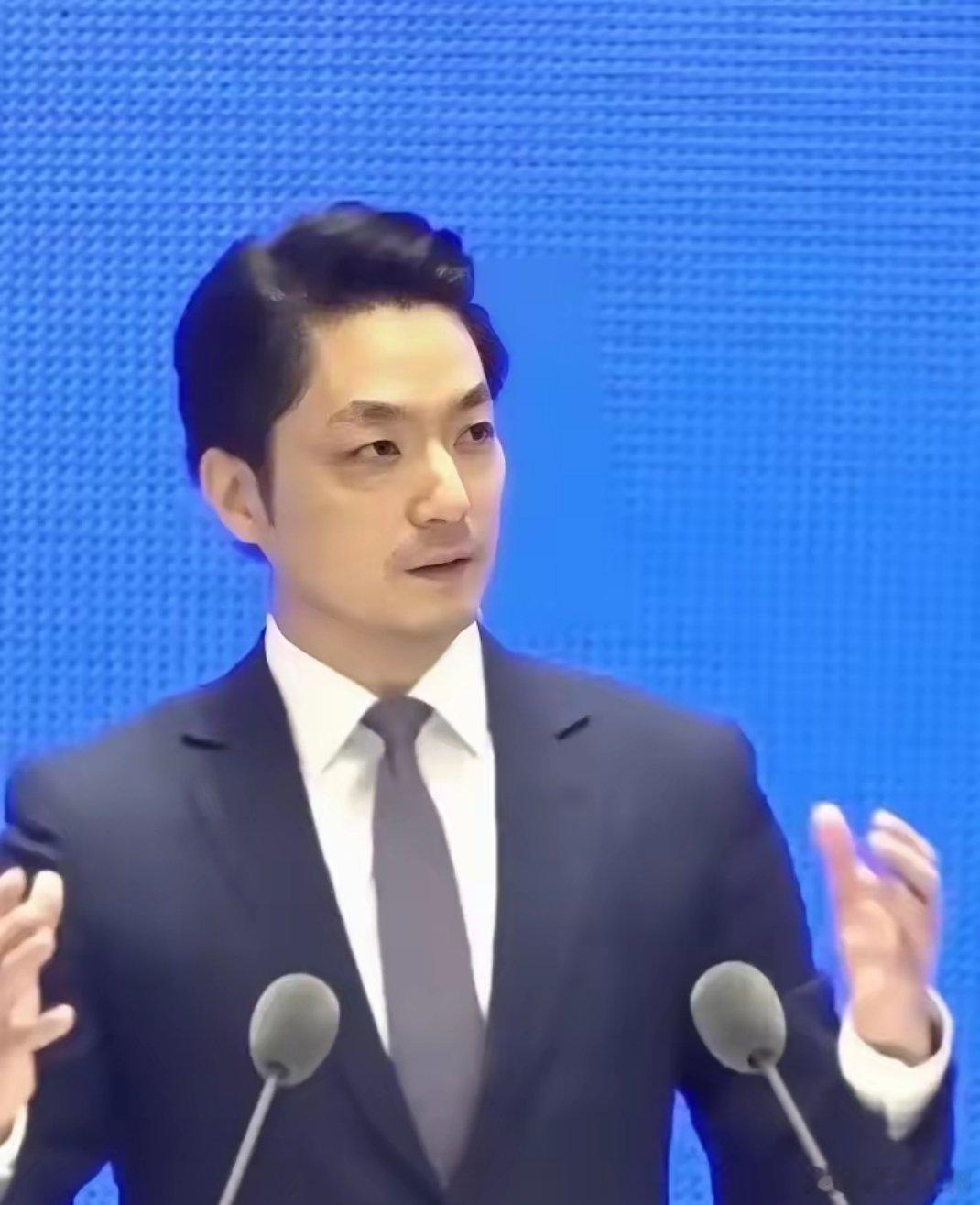 蒋万安年纪轻轻便能执掌台北市政，绝非偶然。他并未囿于祖父蒋经国的劝诫，毅然选择了