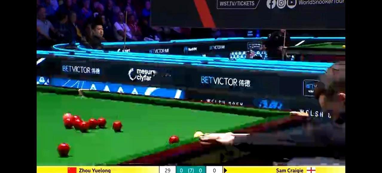 这杆球把克雷吉钉在了椅子上。
 
60分领先，白球却藏在了咖啡球后面。整个球台只