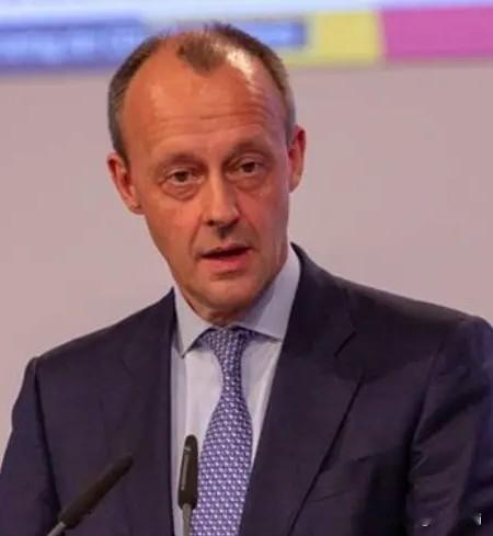 终于摊牌了
德国这次要和中国和美国杠上了，
德总理默茨公开表示，不允许中资企业的