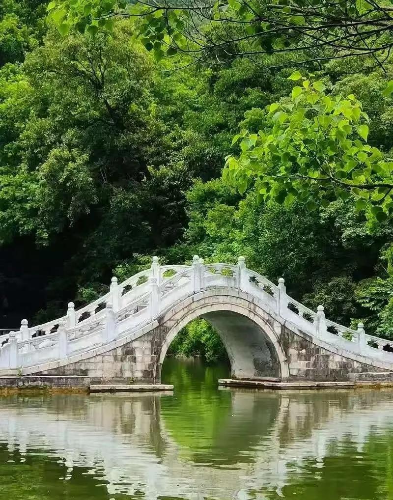 春到舒州
宜城晓霁柳如烟 ，皖水澄波映碧天。
杏坞繁英沾露重 ，龙山翠黛碧云连 
