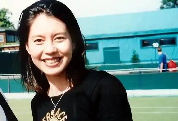 1982年，她在出国比赛时突然失踪，在美国寻求政治庇护，最后直接让中美为此展开八