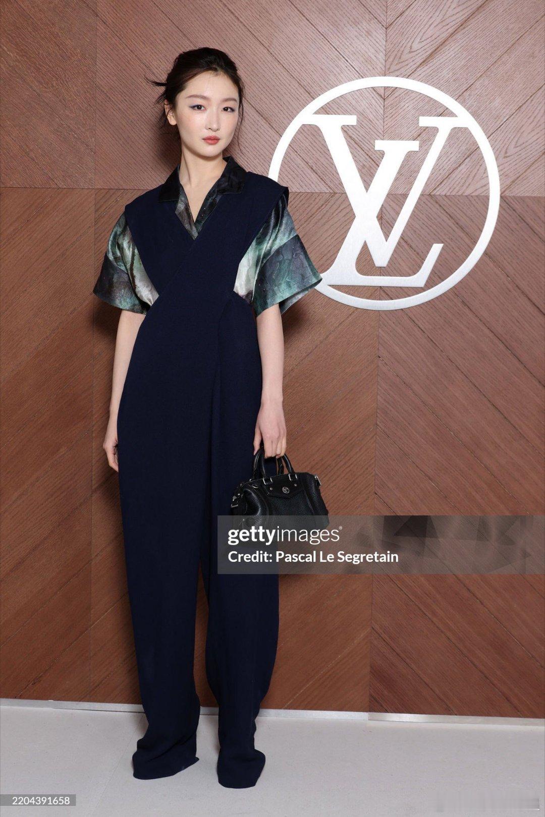 周冬雨蓝睫毛太对味了 真的会被惊艳！巴黎时装周上蓝睫毛造型适配度拉满，个性妆容搭