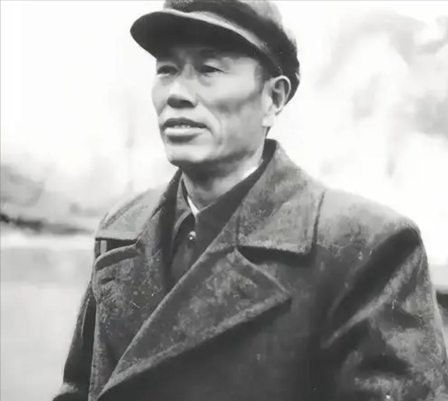 对越反击时，军委让邓华指挥，邓华拒绝道：我不合适，有两个原因。对越自卫反击战动员