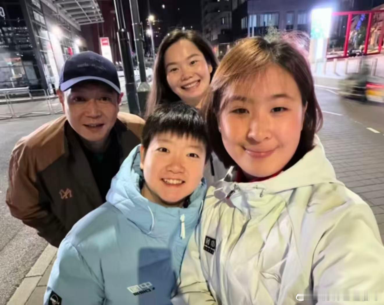 孙颖莎邱贻可何卓佳一起自拍真的好羡慕莎莎和佳佳的友情，彼此在一起真好