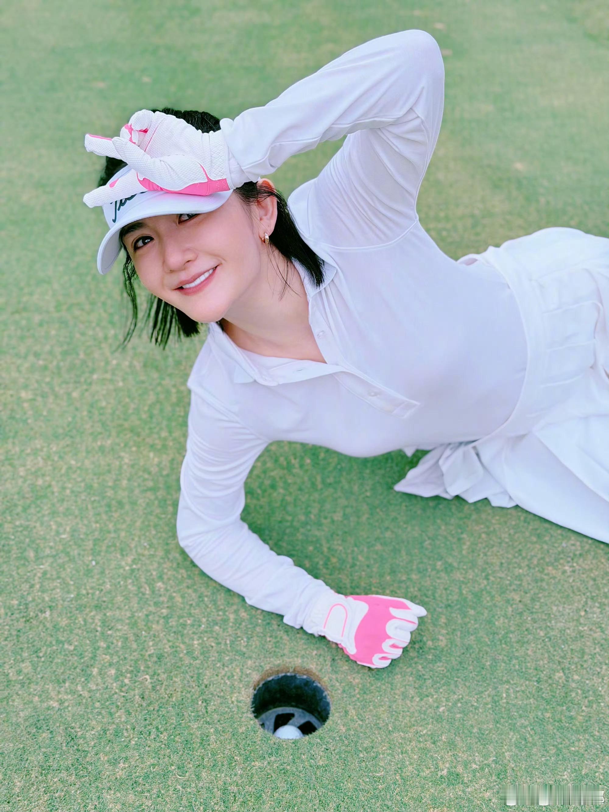 张杰带谢娜第一次下场打球张杰谢娜打高尔夫张杰谢娜打高尔夫，爱了，哇哦 ​​​