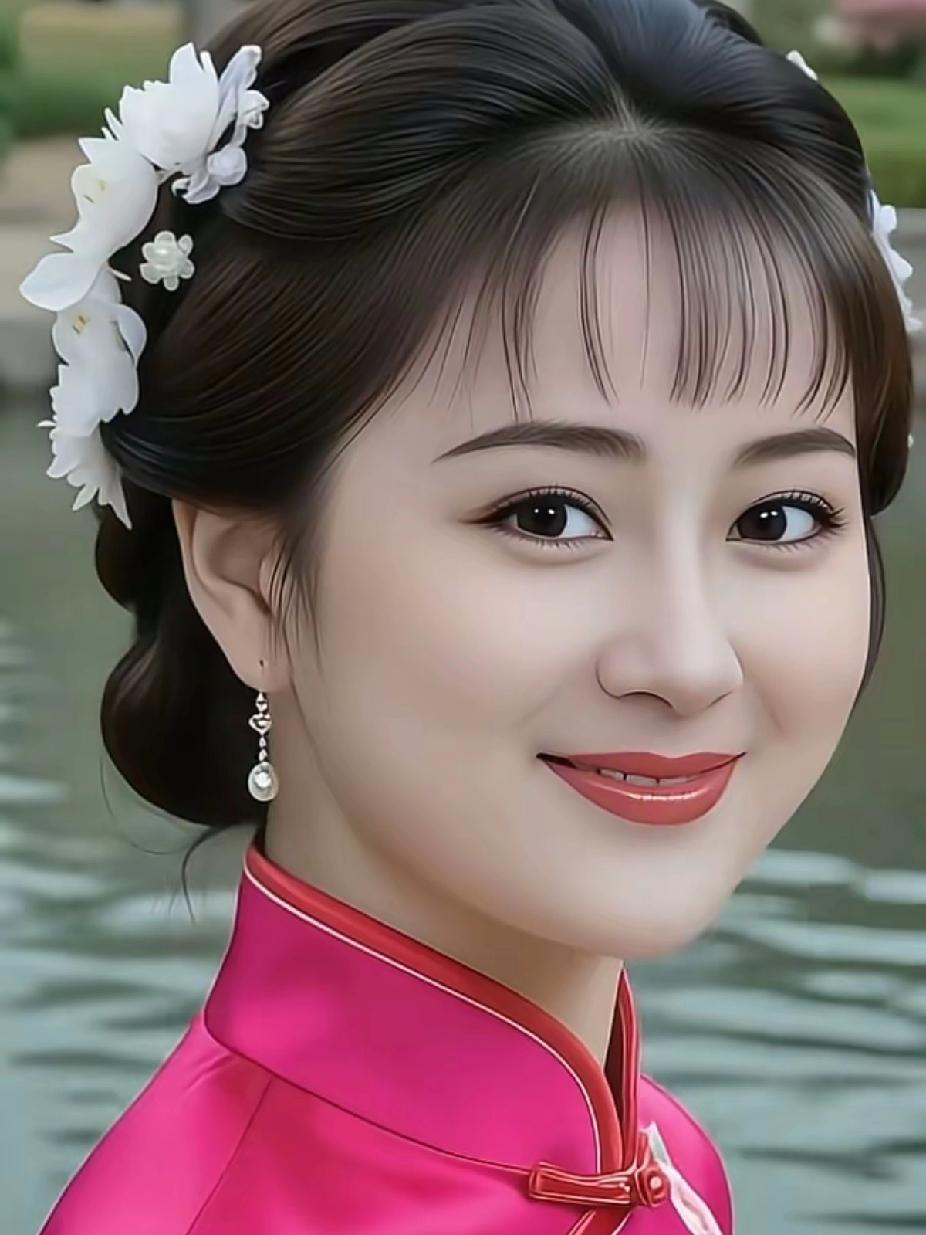 这位美女穿着粉色旗袍，真漂亮！