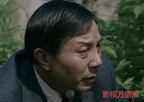 1946年，大汉奸万里浪被判处死刑，执法队长将他绑到刑架上，对着四肢各打一枪后，
