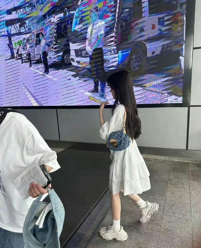 鞠婧祎的头发太长了，真的很压身高 ​​​