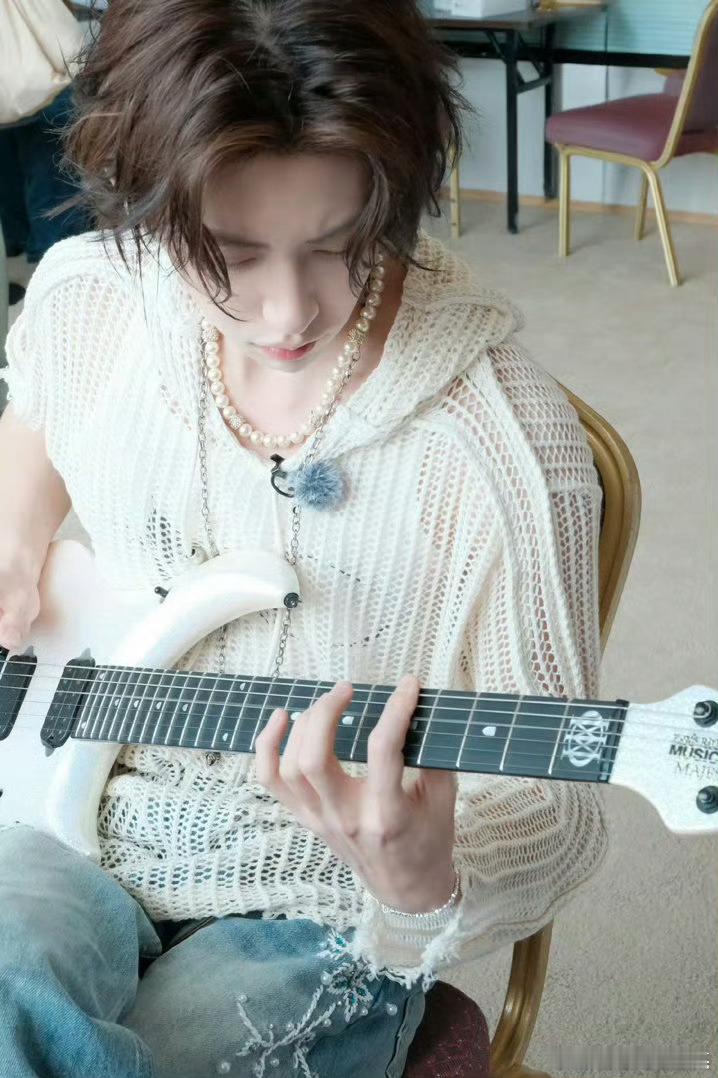 小鬼周震南合唱夏天两位舞台同框唱响《夏天》，声线碰撞超有氛围感，现场氛围感拉满，