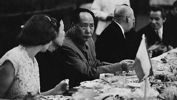毛主席酷爱辣椒，每天吃饭怎能离开辣椒？自称吃辣椒可以清火，旁人劝说无效
1958