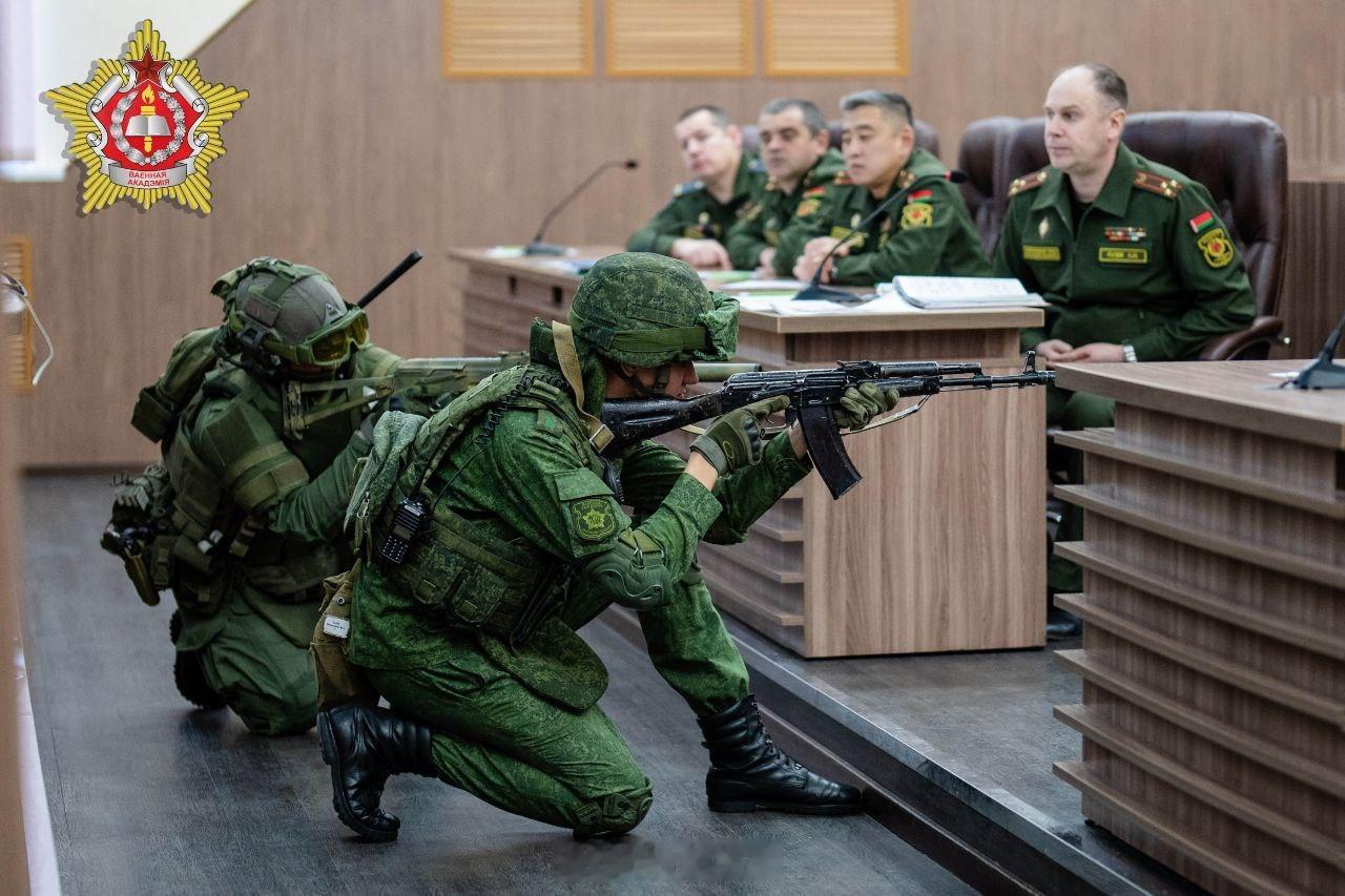 轻武器 今天在明斯克白俄罗斯军事学院举行的会议上，展示了部分新型个人装具。烽火问